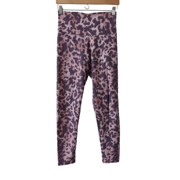 Onzie Womens Printed Leggings Cheetah Print Pants Medium High Waist Animal Print - Picture 1 of 10
